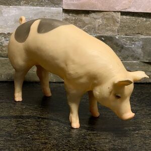 BREYER | Jasper the Market Hog Figurine | # 355